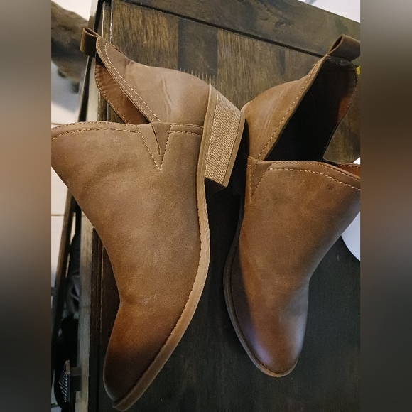 Brown ankle boots with v sides and stretch, wooden low heel - Picture 2 of 4
